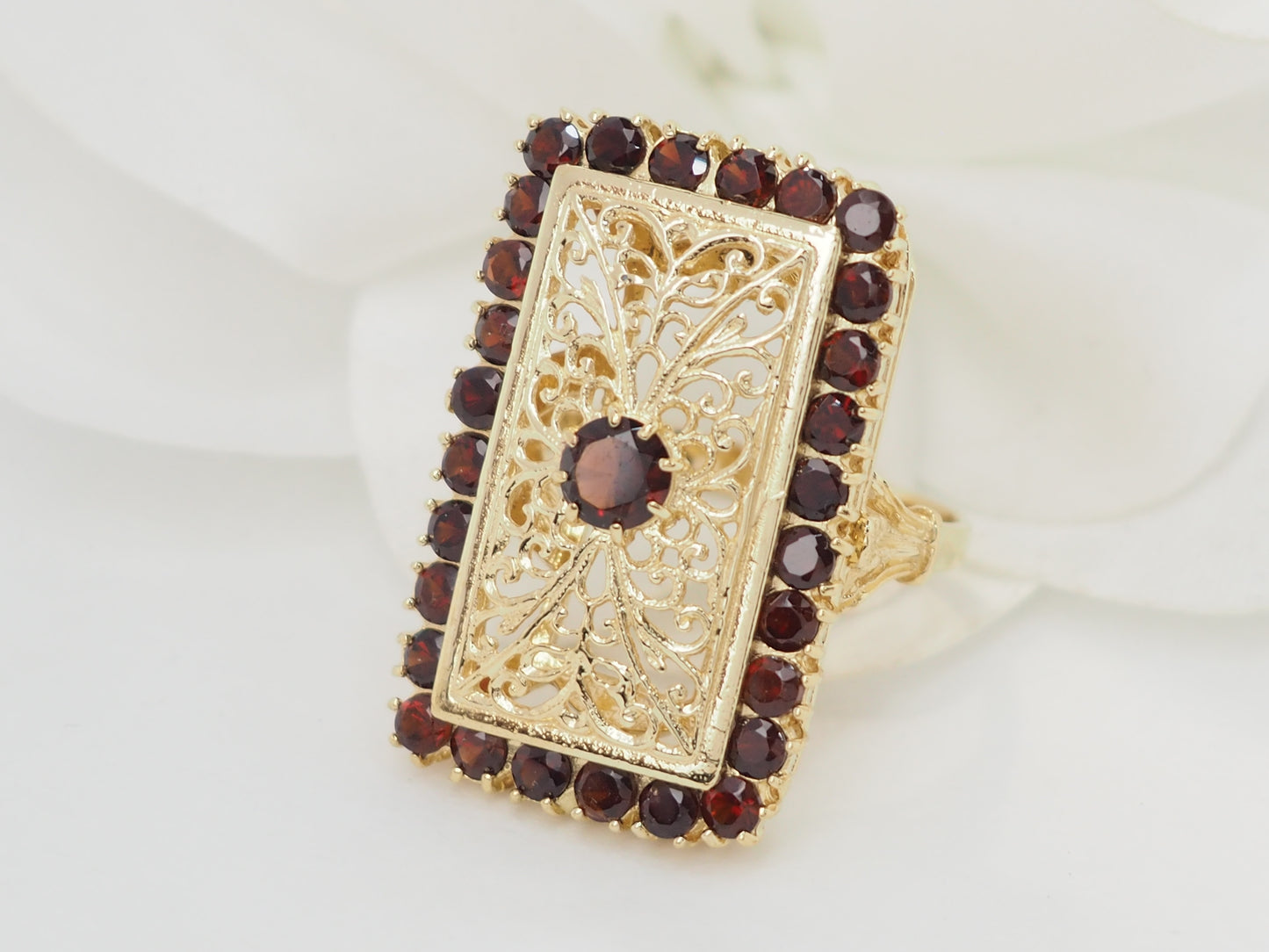 Bague vintage en or jaune et grenats