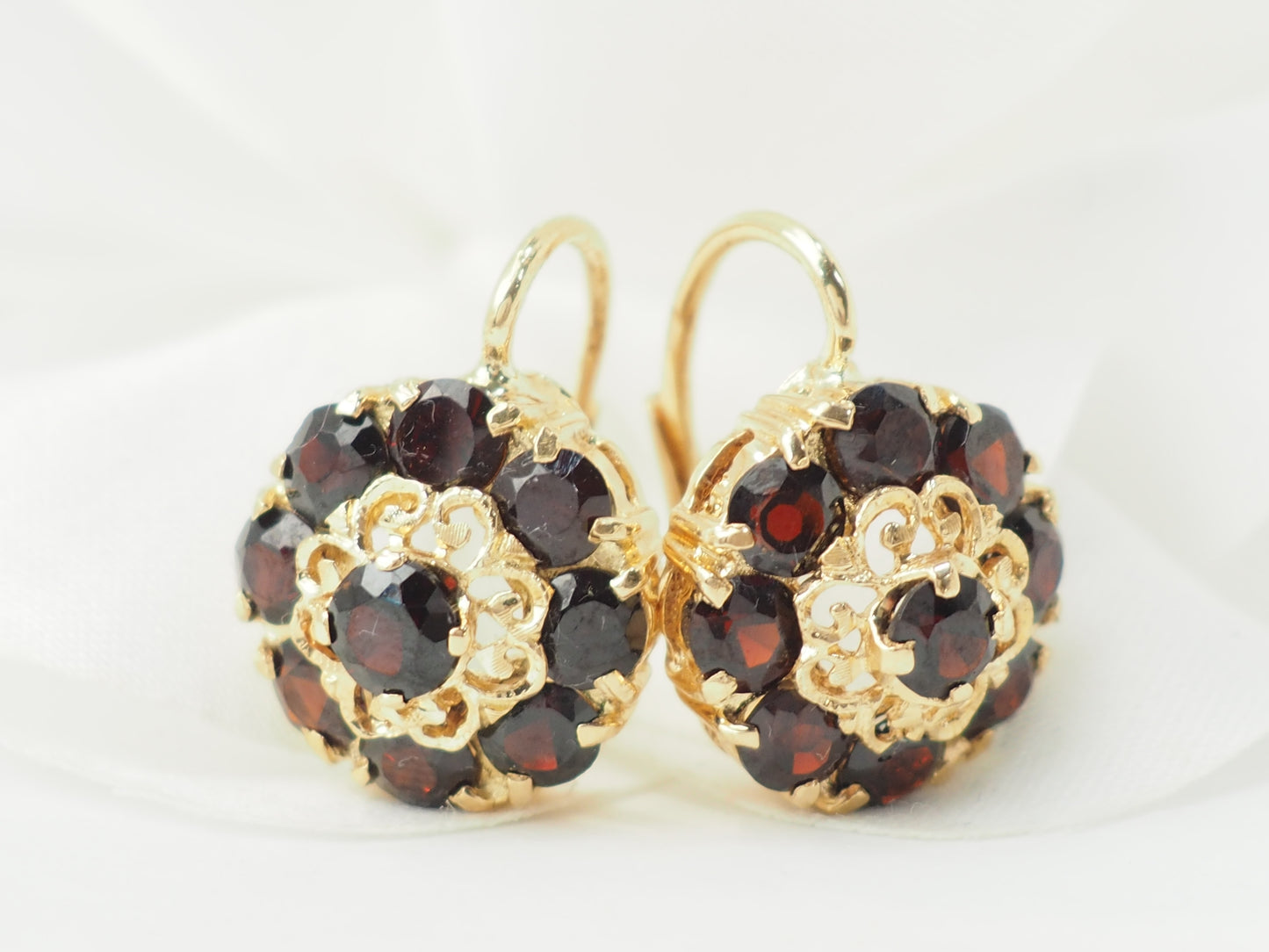 Boucles d'oreilles dormeuses en or jaune et grenat