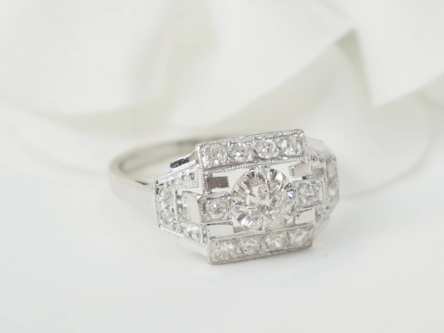 Bague Art Déco en platine et diamants