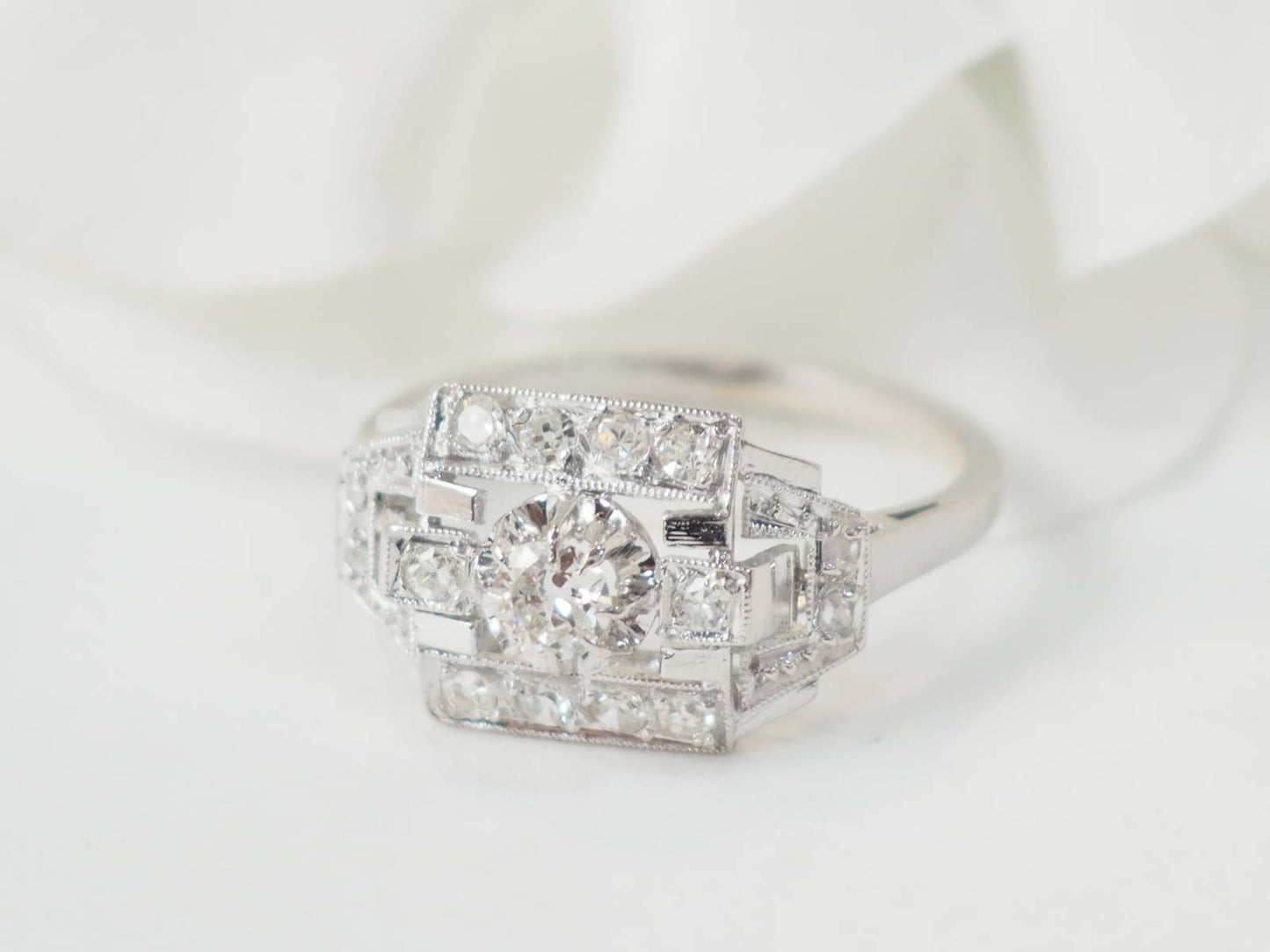 Bague Art Déco en platine et diamants