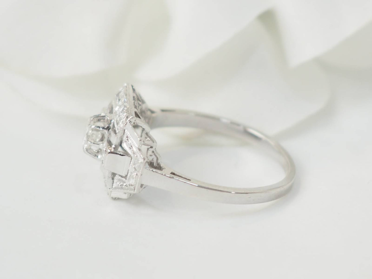 Bague Art Déco en platine et diamants