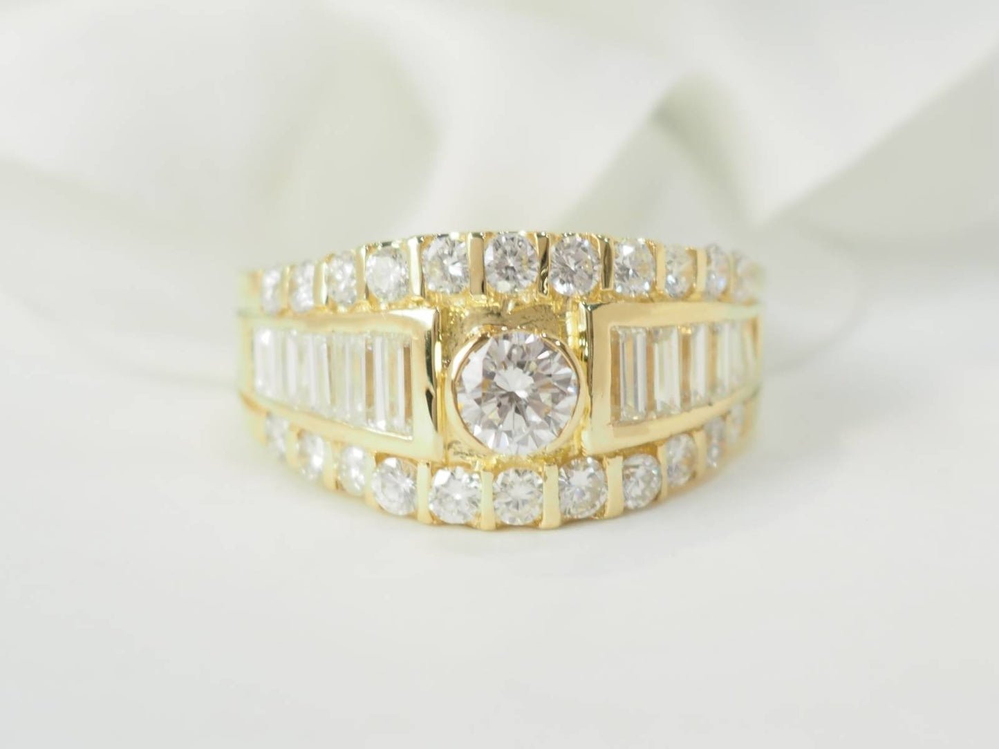 Bague solitaire en or jaune et diamants