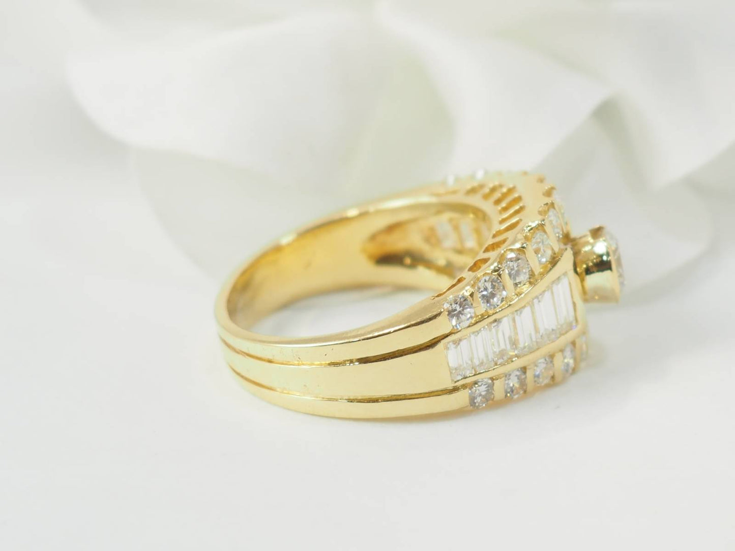 Bague solitaire en or jaune et diamants