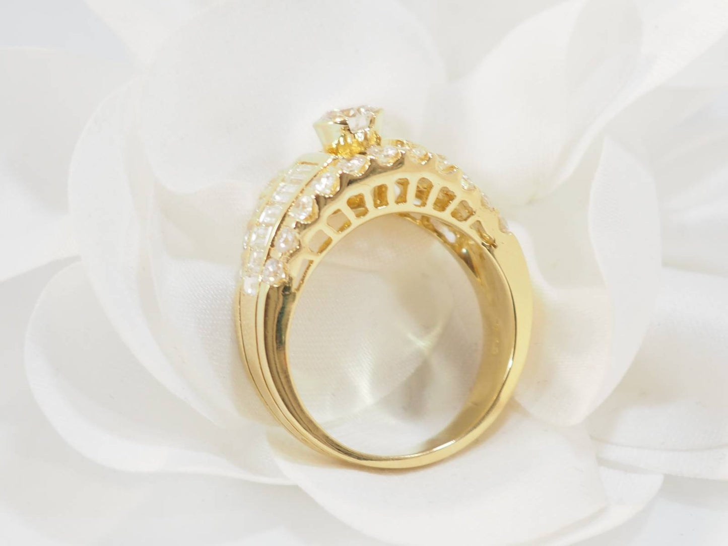 Bague solitaire en or jaune et diamants