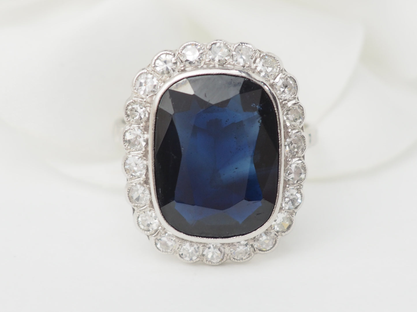 Bague Pompadour en or blanc, saphir et diamants