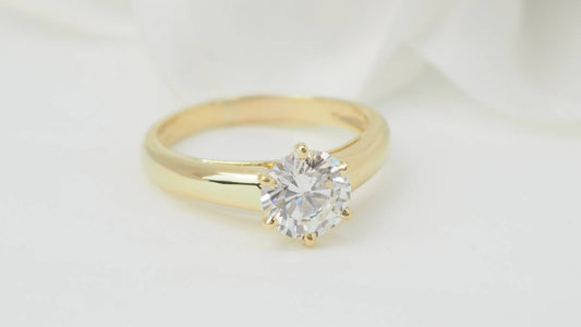 Bague solitaire en or jaune et diamant de 1,05ct