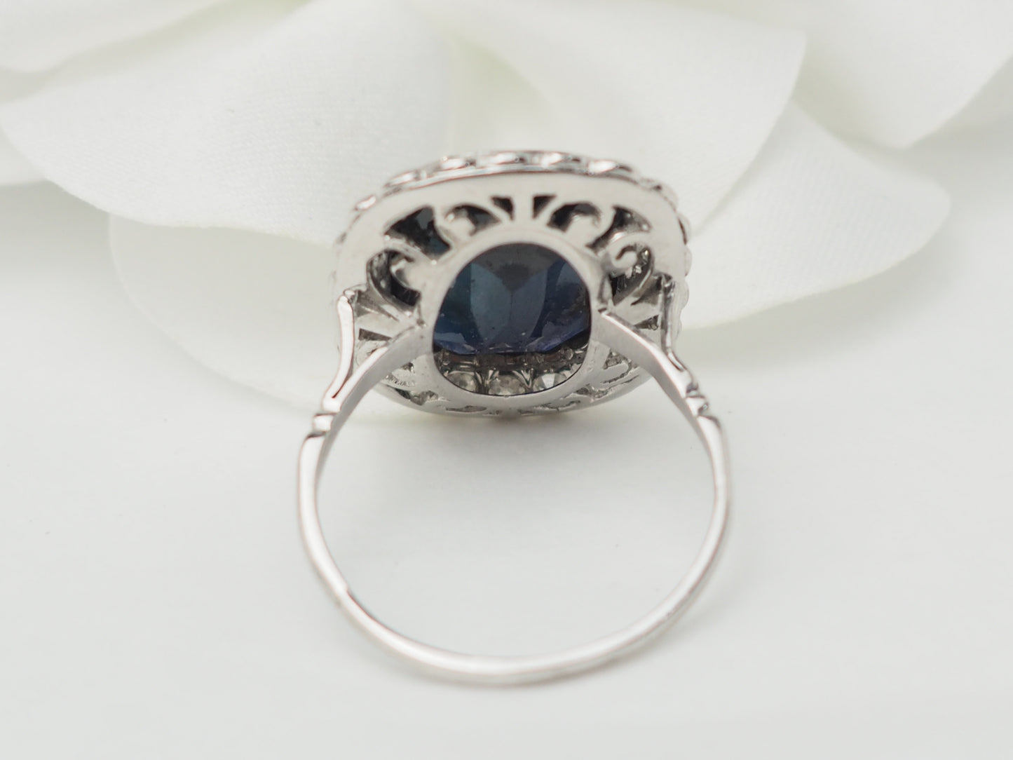 Bague Pompadour en or blanc, saphir et diamants