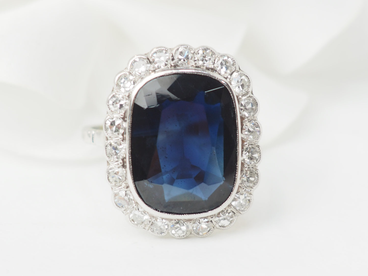 Bague Pompadour en or blanc, saphir et diamants