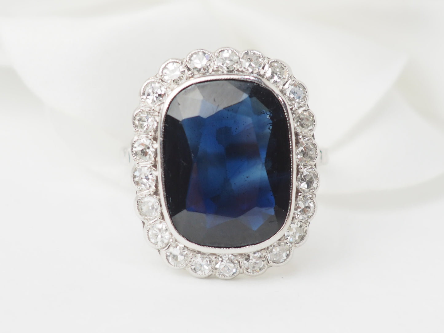 Bague Pompadour en or blanc, saphir et diamants