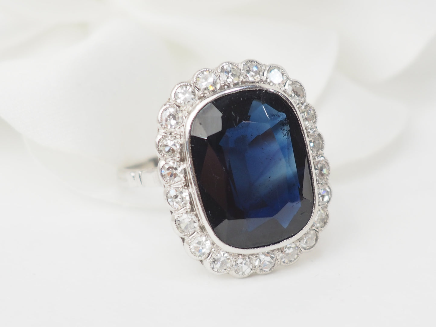 Bague Pompadour en or blanc, saphir et diamants