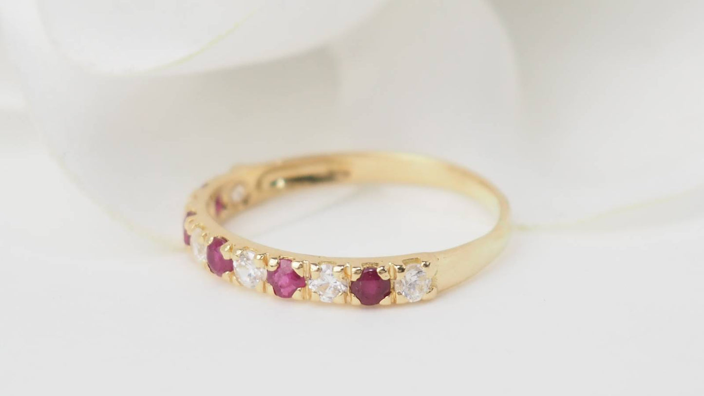 Demi alliance en or jaune, rubis et diamants