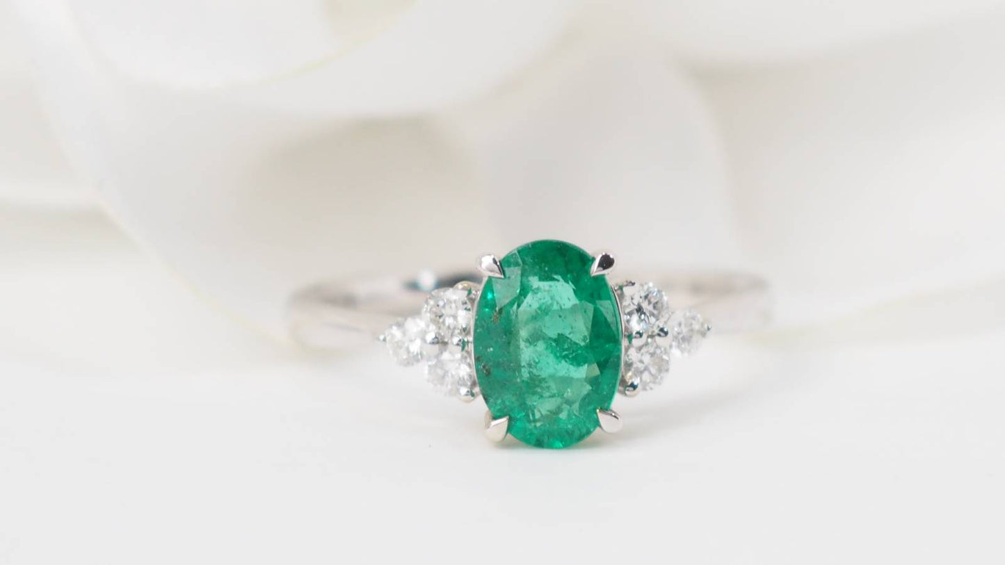 Bague en or blanc, émeraude ovale et diamants