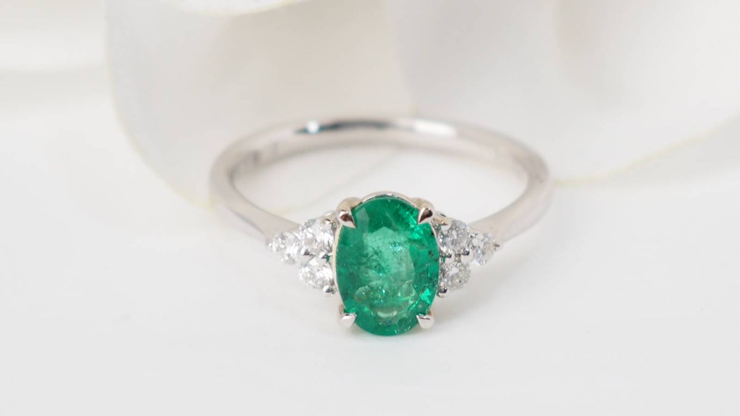 Bague en or blanc, émeraude ovale et diamants