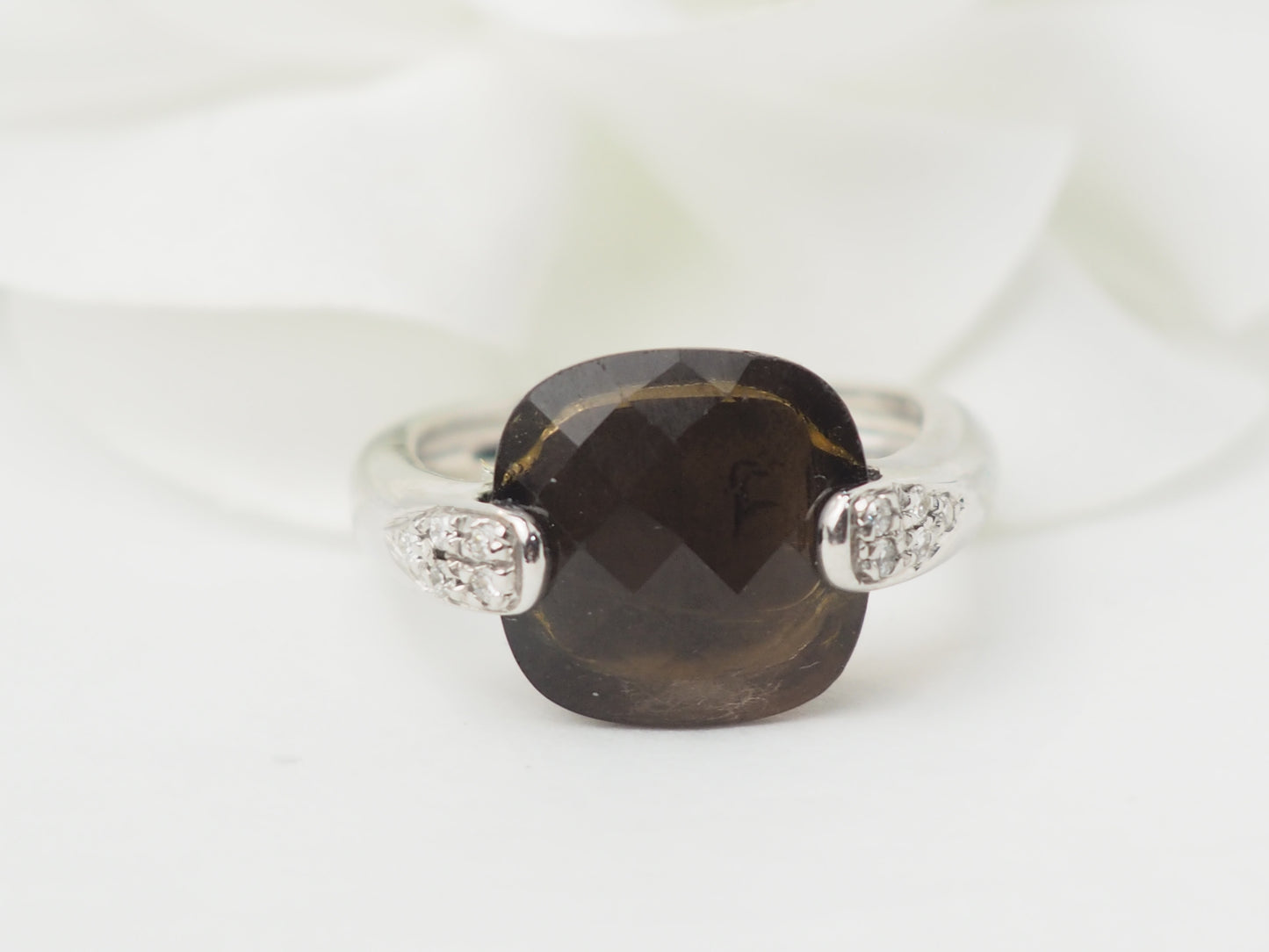 Bague en or blanc, quartz fumé et diamants