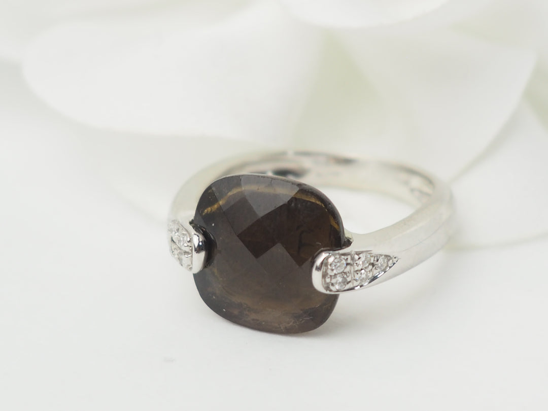 Bague en or blanc, quartz fumé et diamants