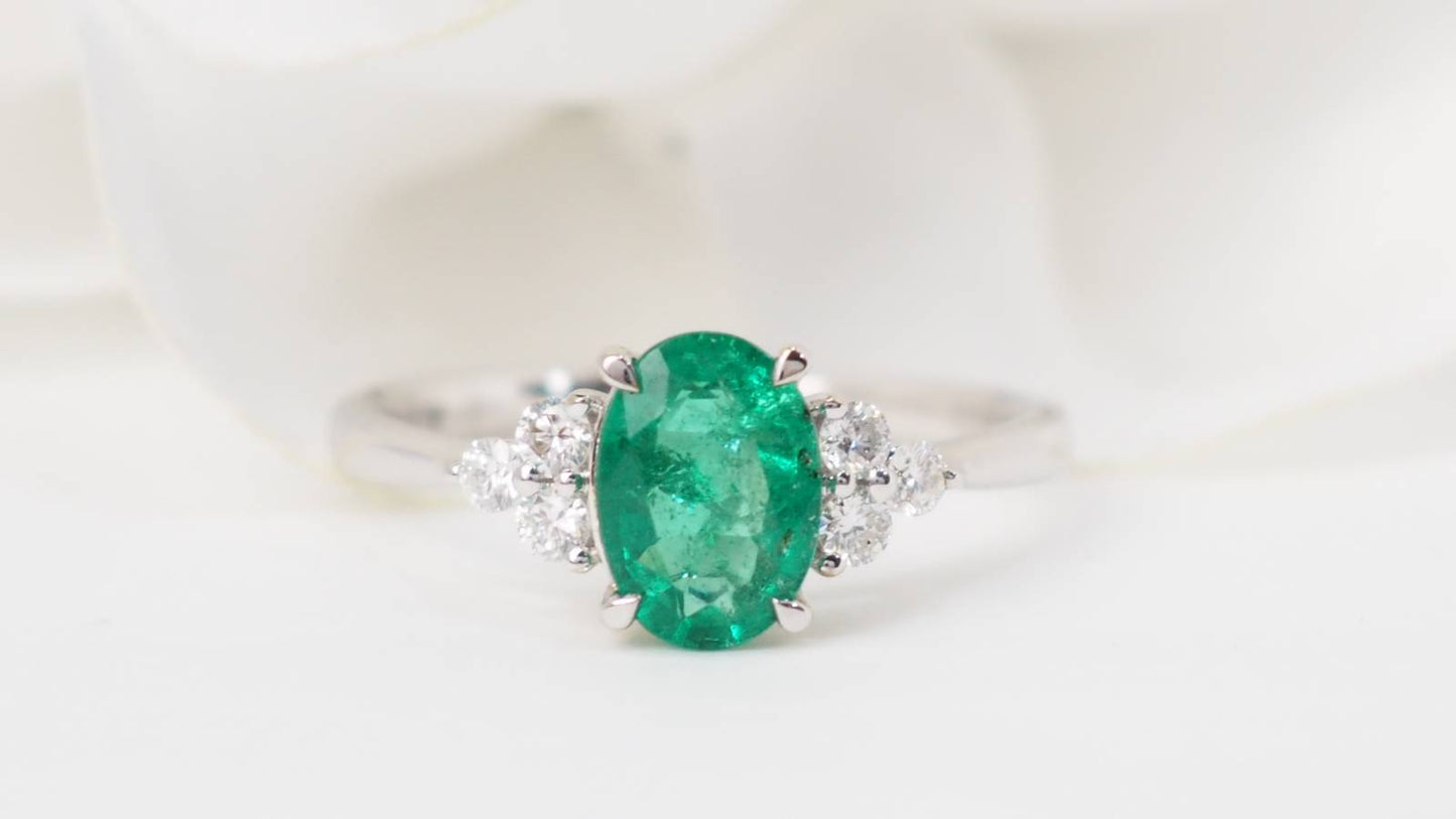 Bague en or blanc, émeraude ovale et diamants