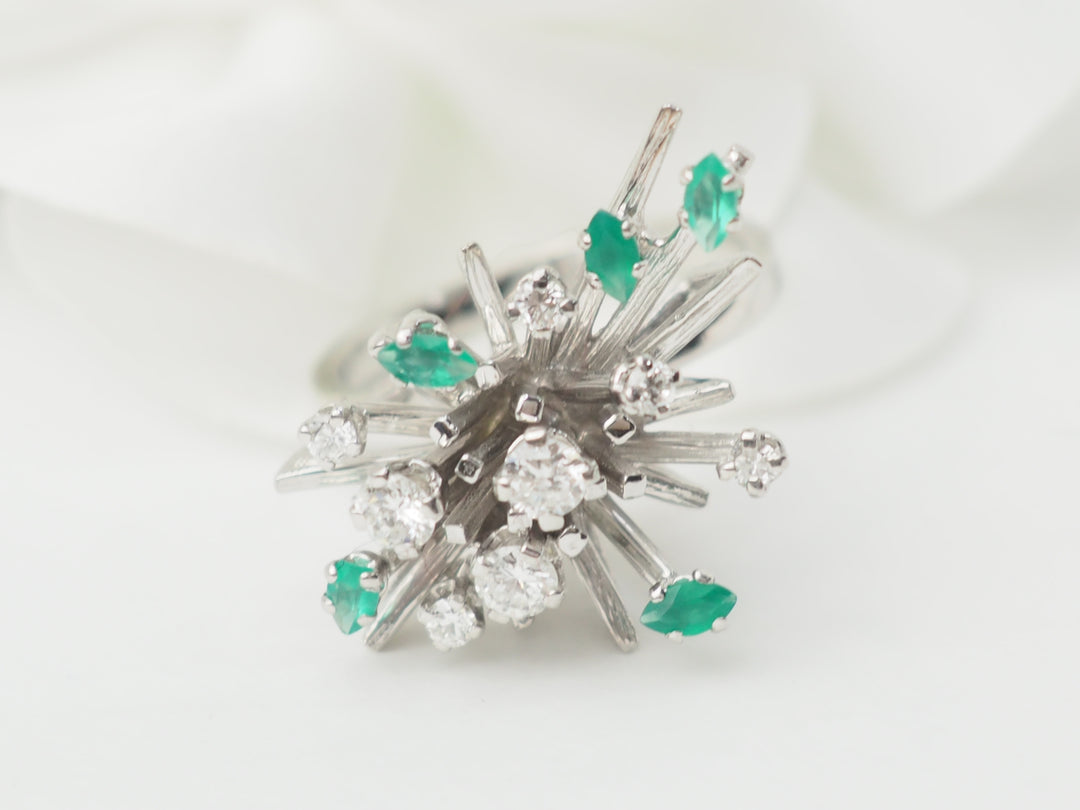 Bague en or blanc, émeraudes et diamants