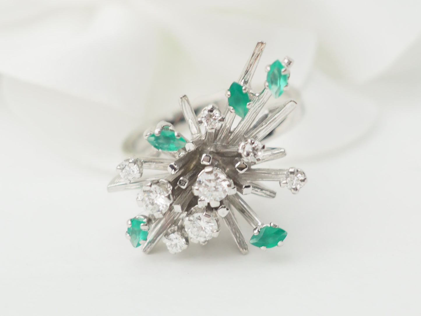 Bague en or blanc, émeraudes et diamants