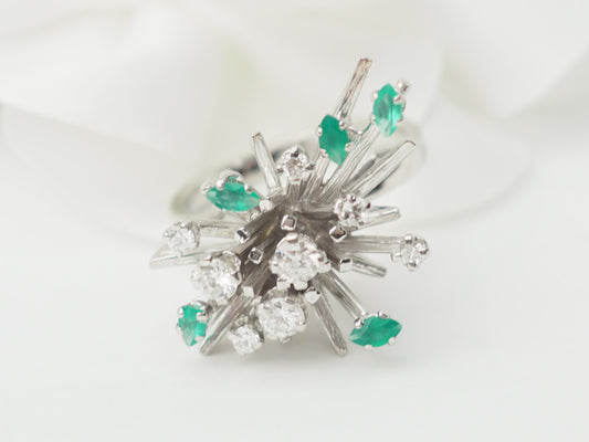 Bague en or blanc, émeraudes et diamants