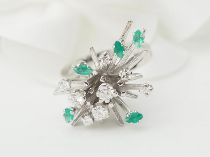 Bague en or blanc, émeraudes et diamants