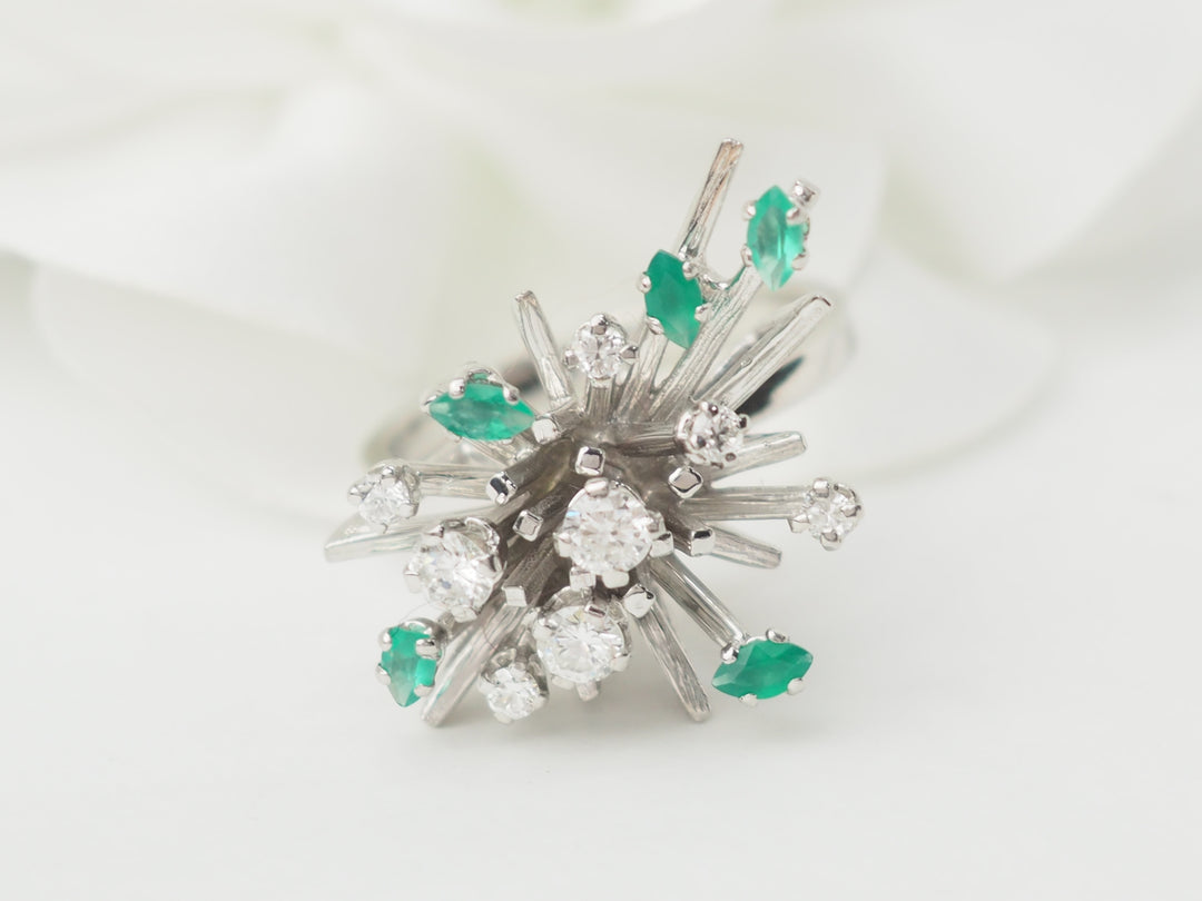Bague en or blanc, émeraudes et diamants