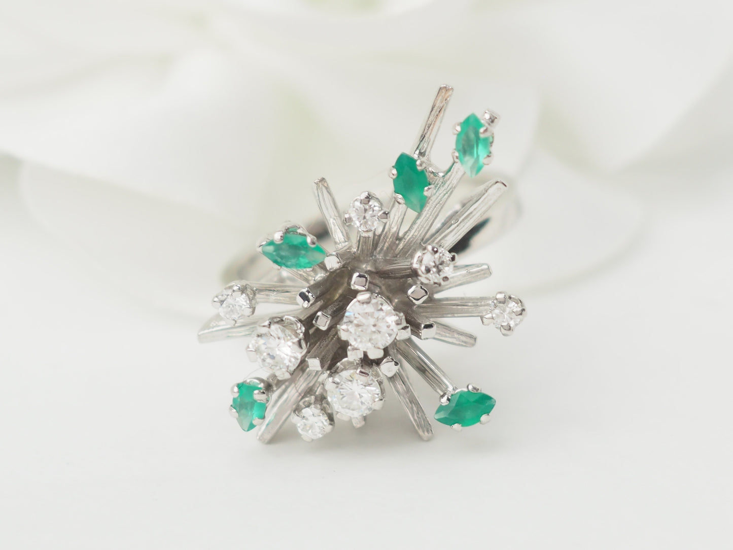 Bague en or blanc, émeraudes et diamants