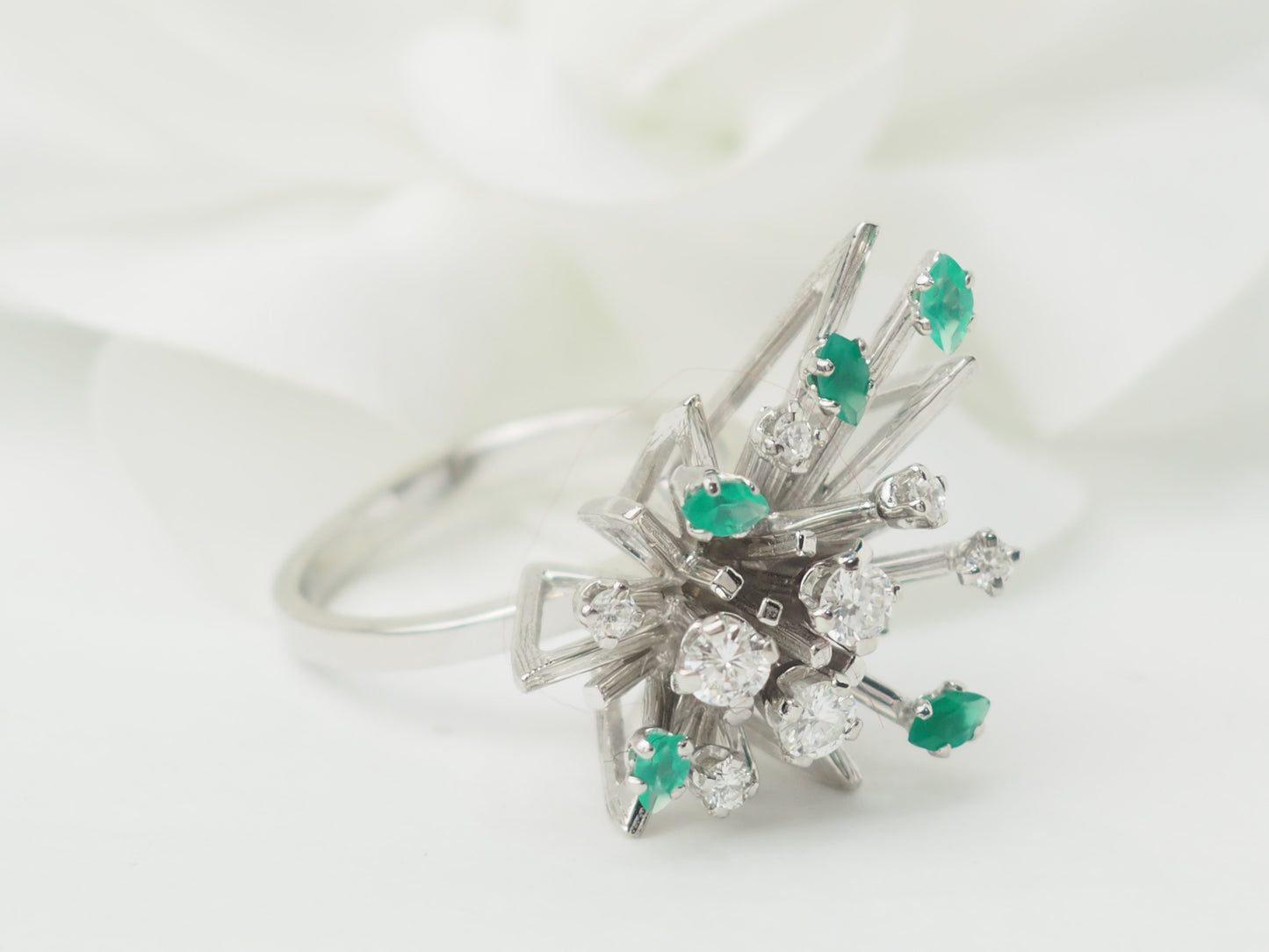 Bague en or blanc, émeraudes et diamants