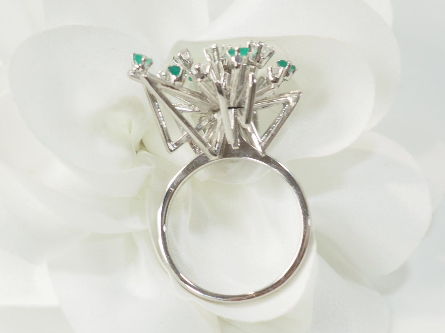 Bague en or blanc, émeraudes et diamants