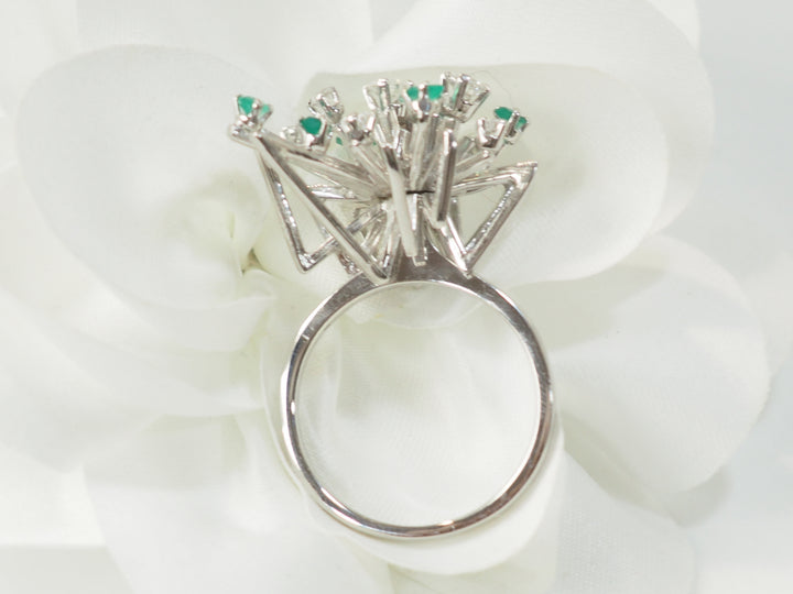 Bague en or blanc, émeraudes et diamants