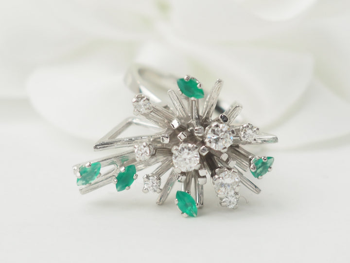 Bague en or blanc, émeraudes et diamants