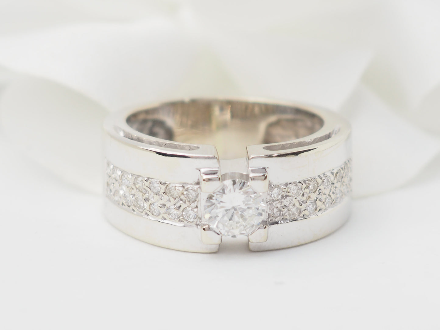 Bague solitaire en or blanc et diamant 0.55ct