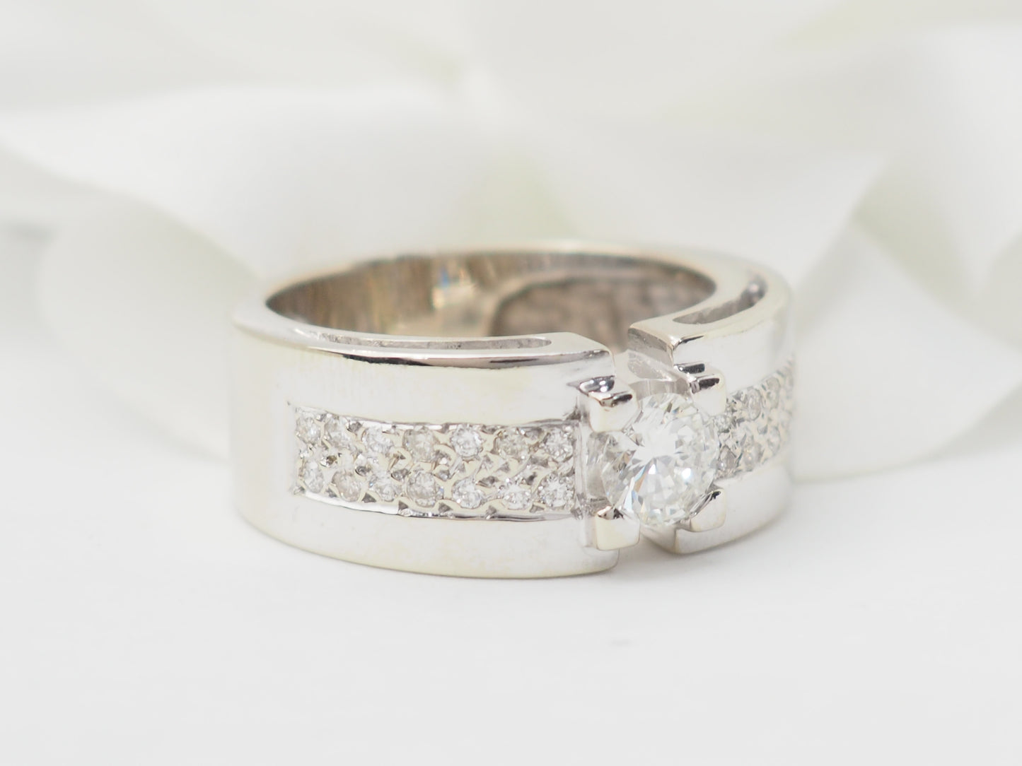 Bague solitaire en or blanc et diamant 0.55ct