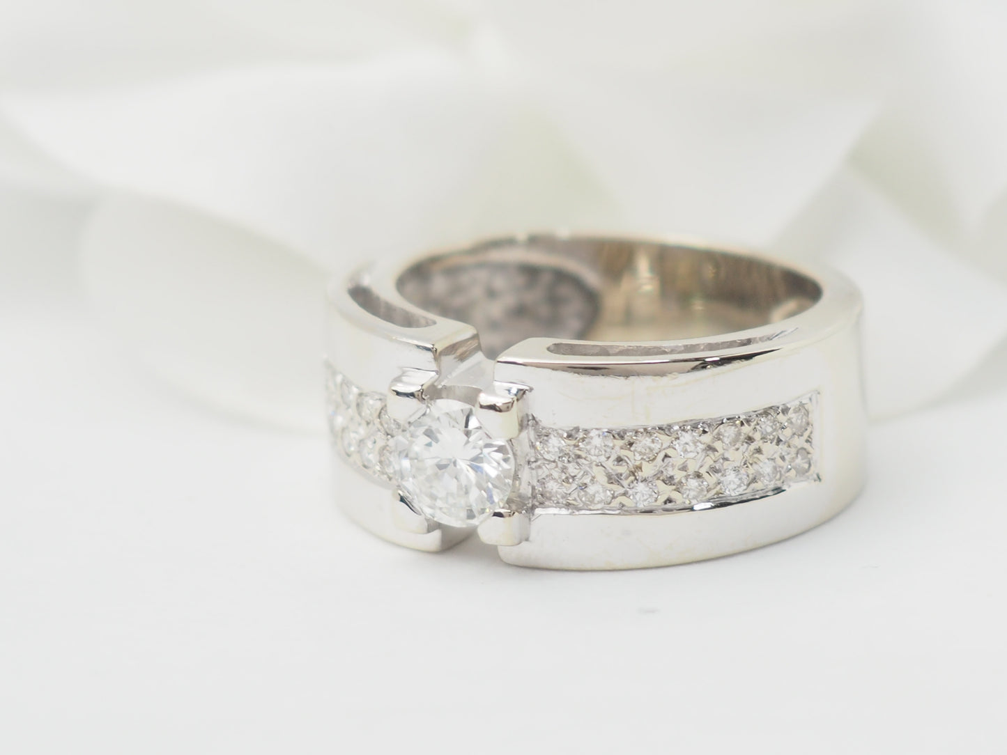 Bague solitaire en or blanc et diamant 0.55ct