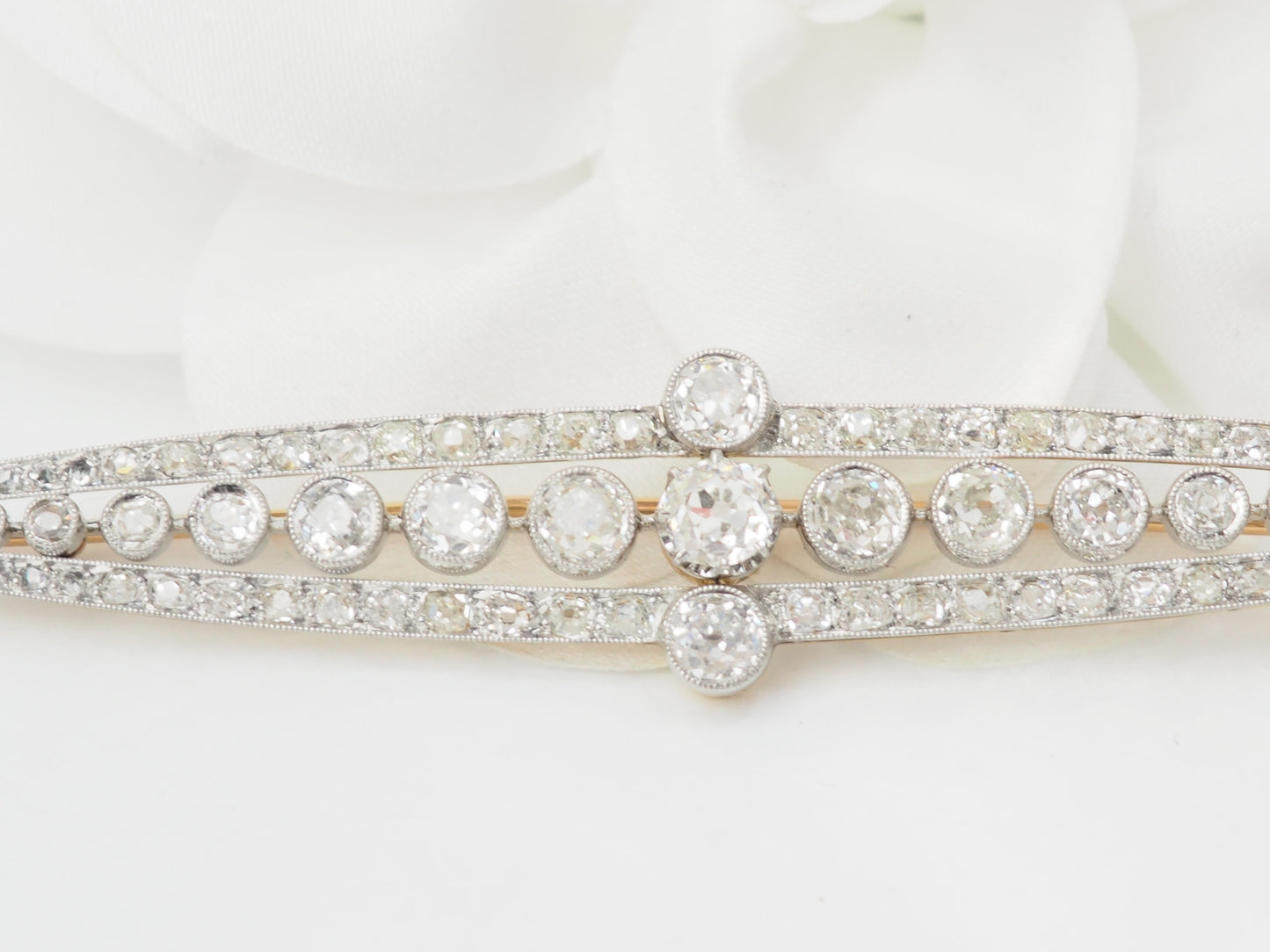 Importante broche Art Déco en or jaune platine et diamants