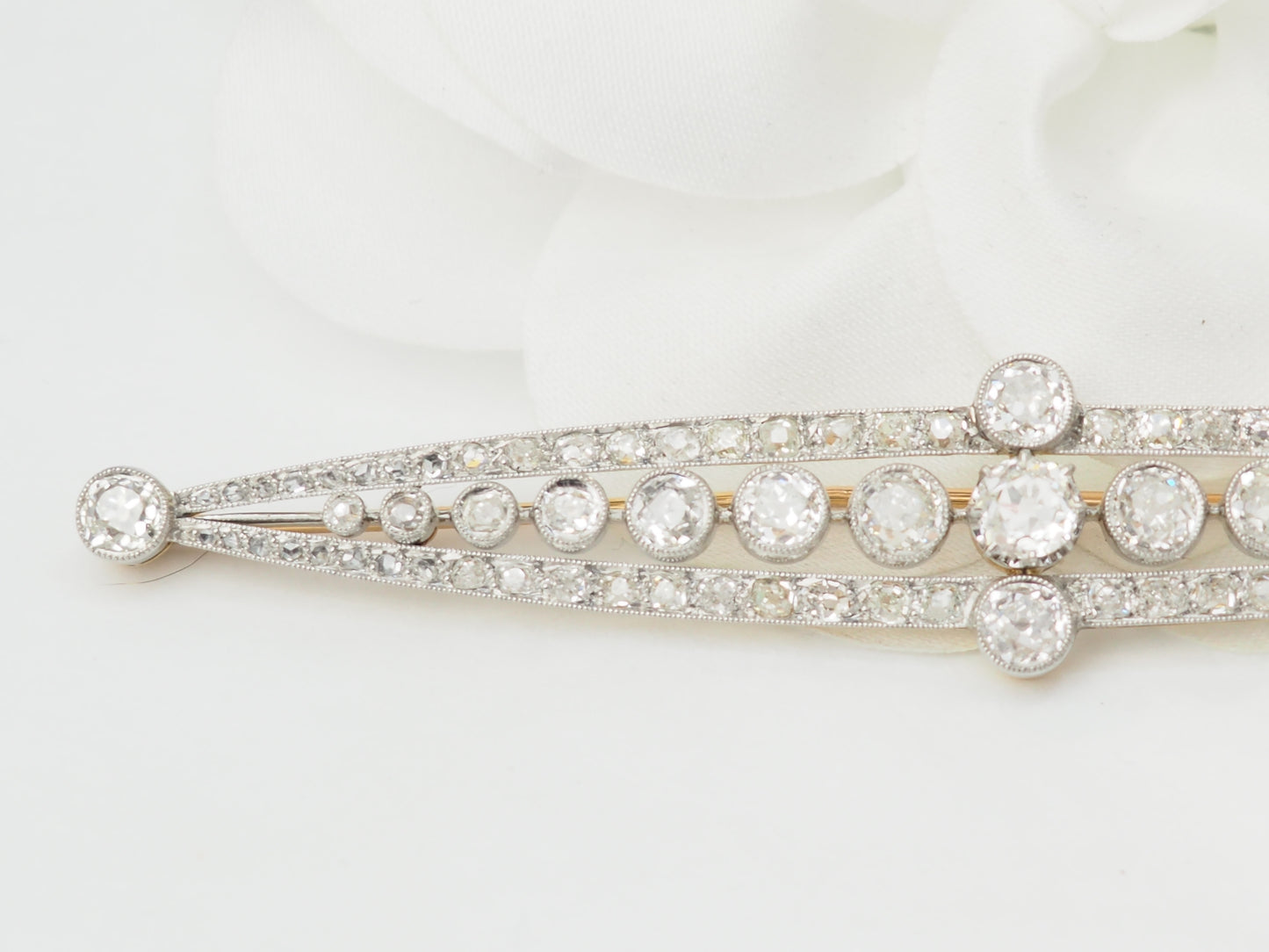 Importante broche Art Déco en or jaune platine et diamants