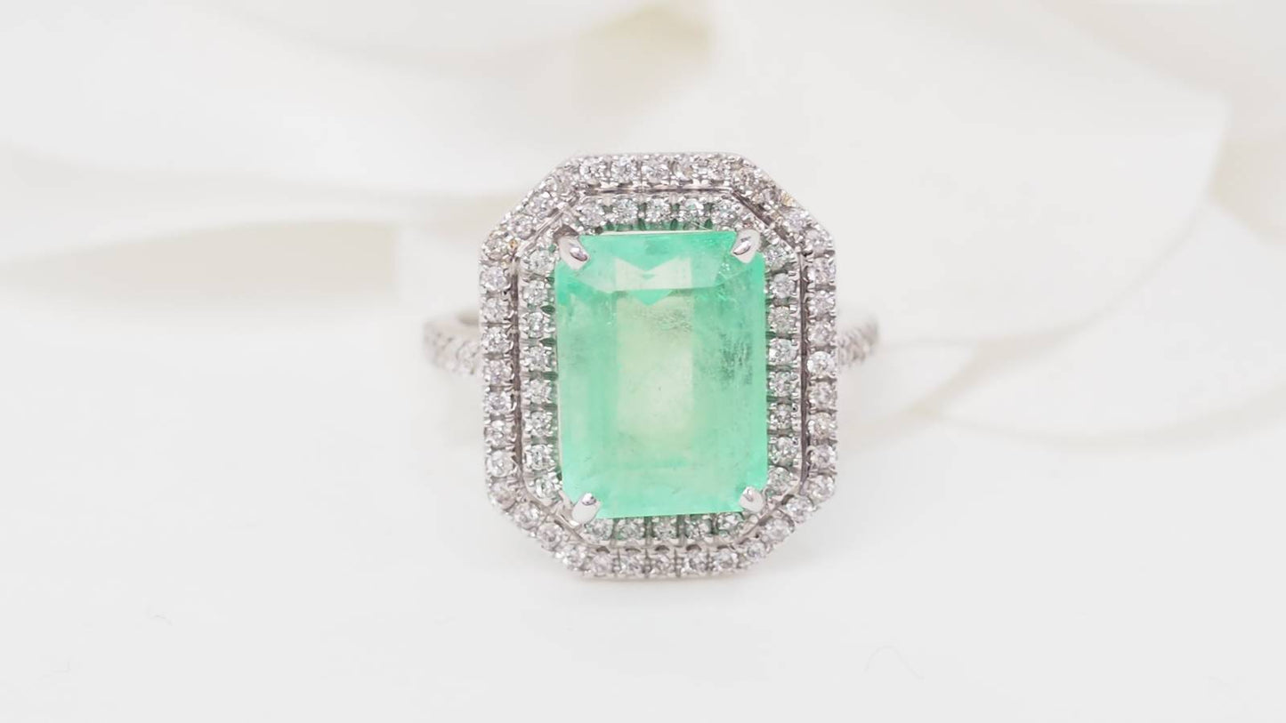 Bague double entourage en or blanc, émeraude de colombie certifiée et diamants