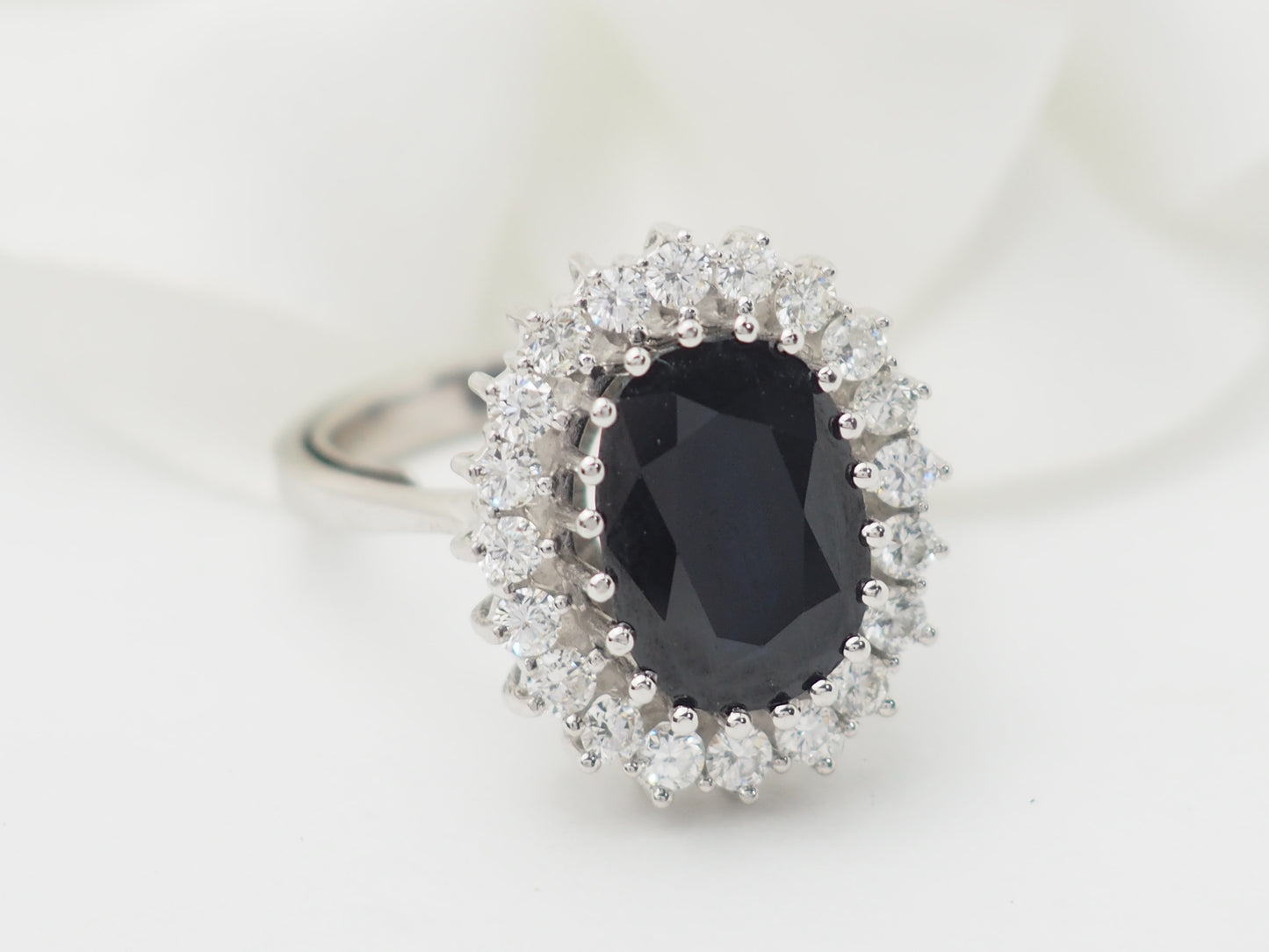 Bague entourage en or blanc, saphir ovale et diamants