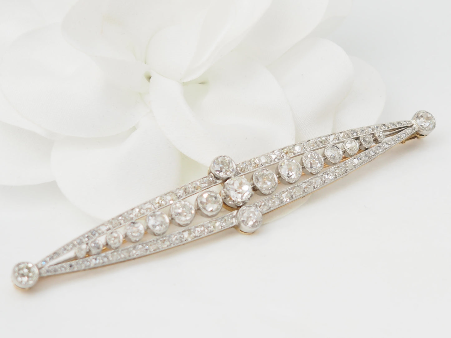 Importante broche Art Déco en or jaune platine et diamants