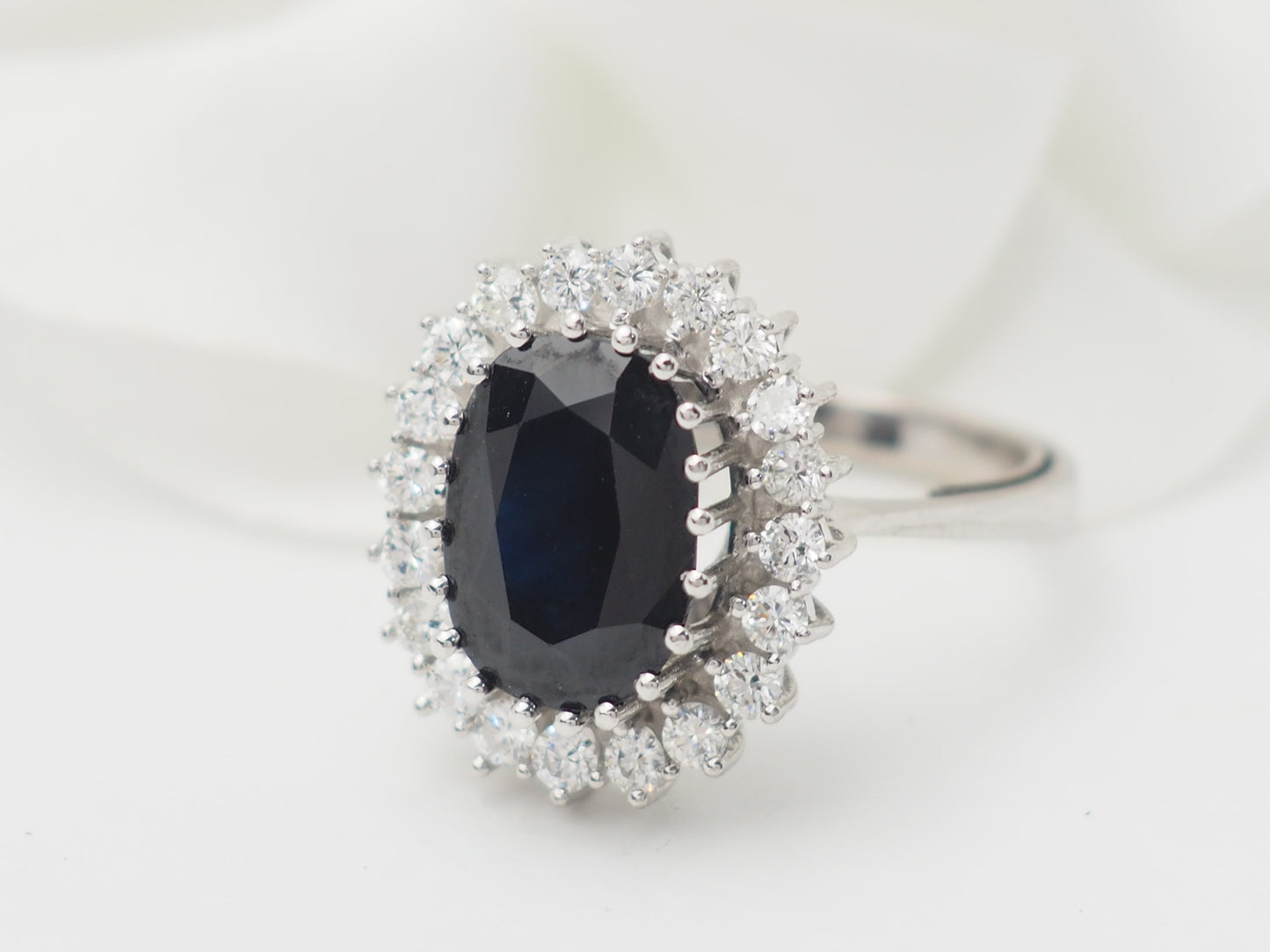 Bague entourage en or blanc, saphir ovale et diamants