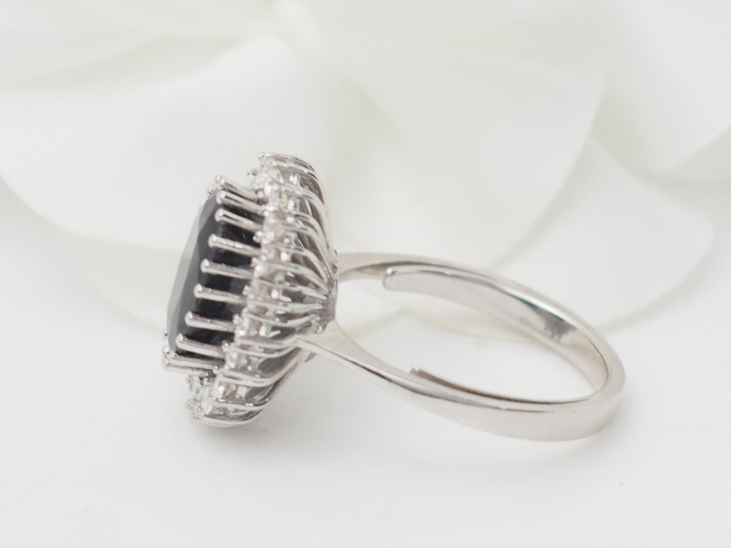 Bague entourage en or blanc, saphir ovale et diamants