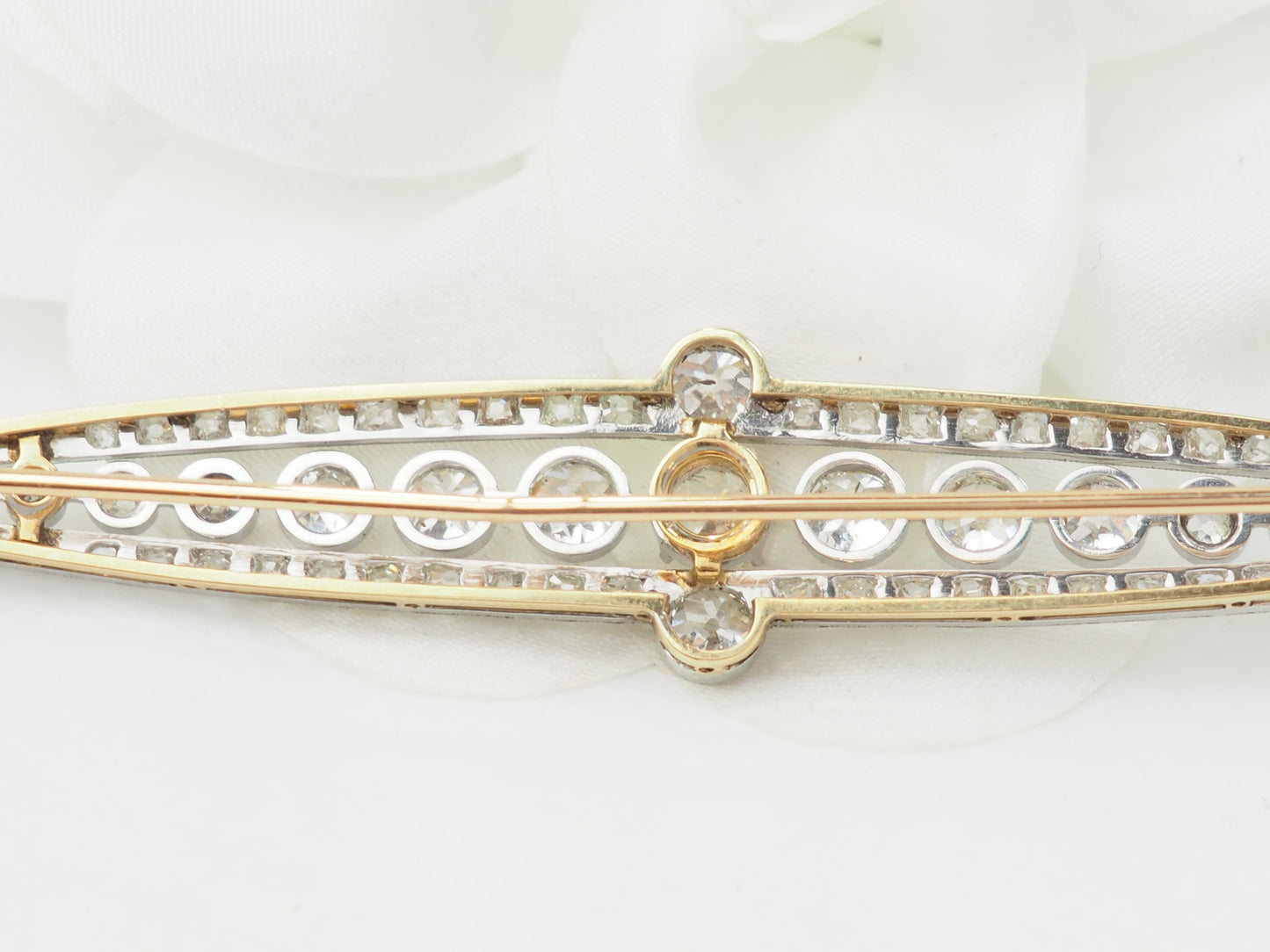 Importante broche Art Déco en or jaune platine et diamants