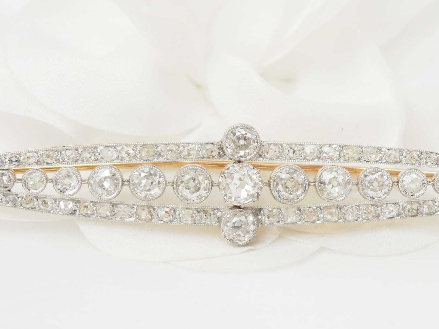 Importante broche Art Déco en or jaune platine et diamants