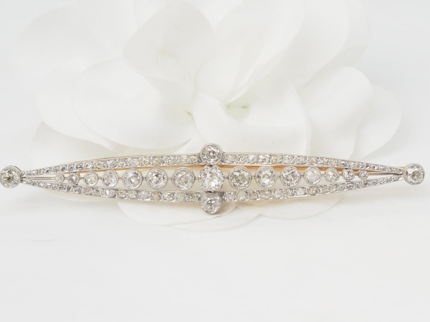  broche Art Déco en or jaune et diamants