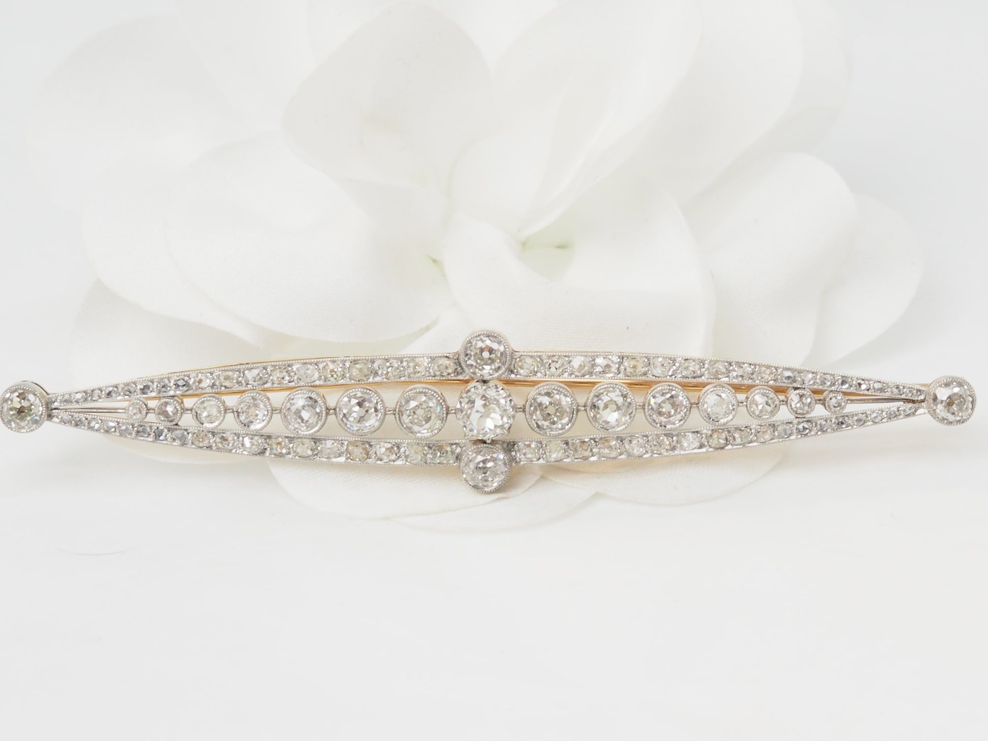  broche Art Déco en or jaune et diamants