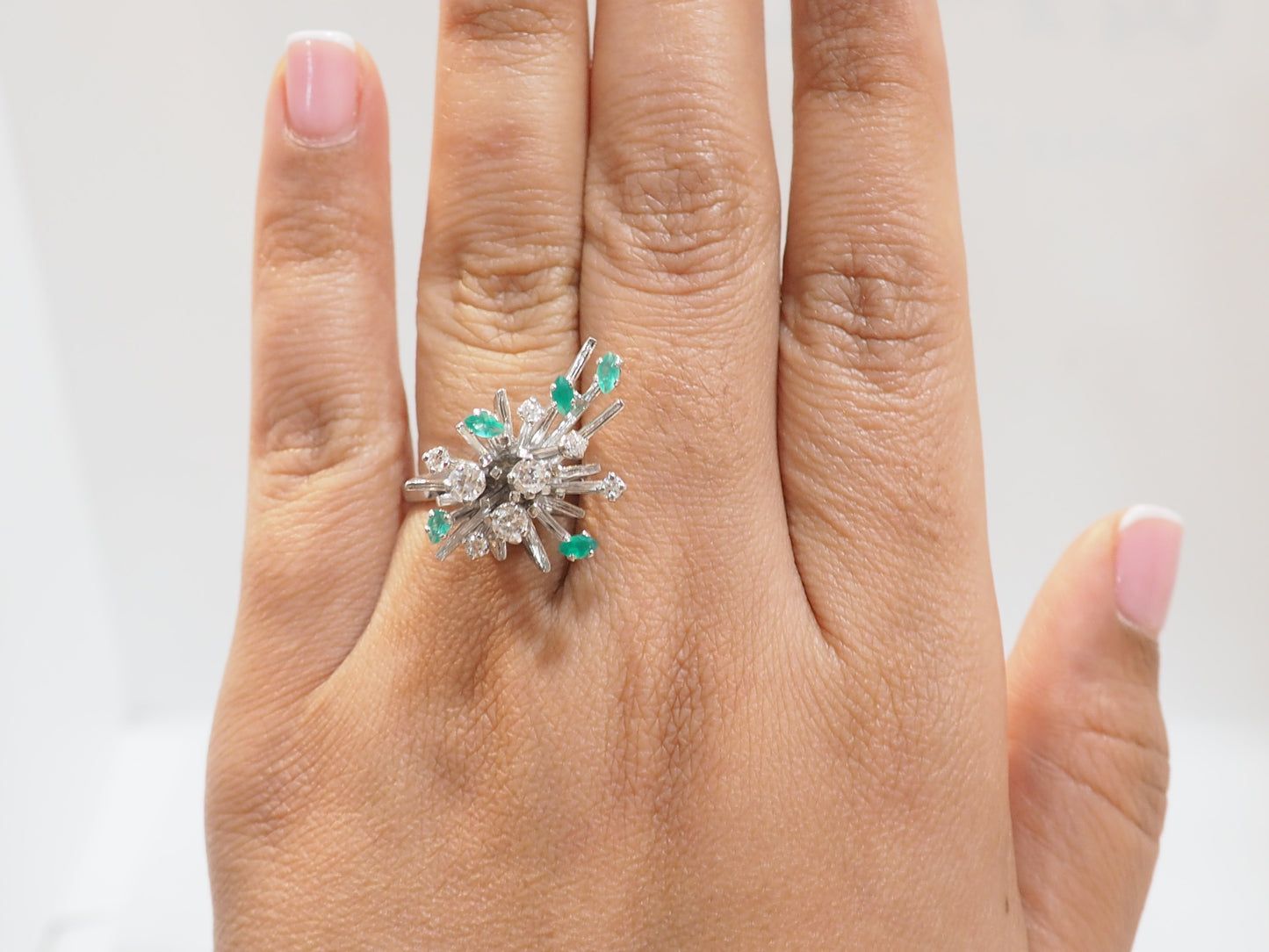 Bague en or blanc, émeraudes et diamants