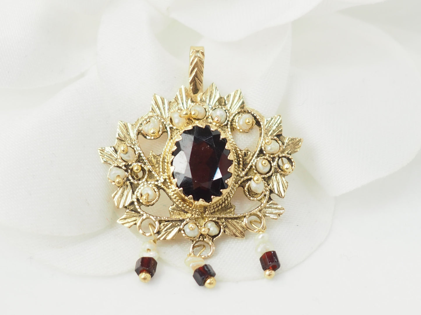 Pendentif en or jaune, grenat et perles fines