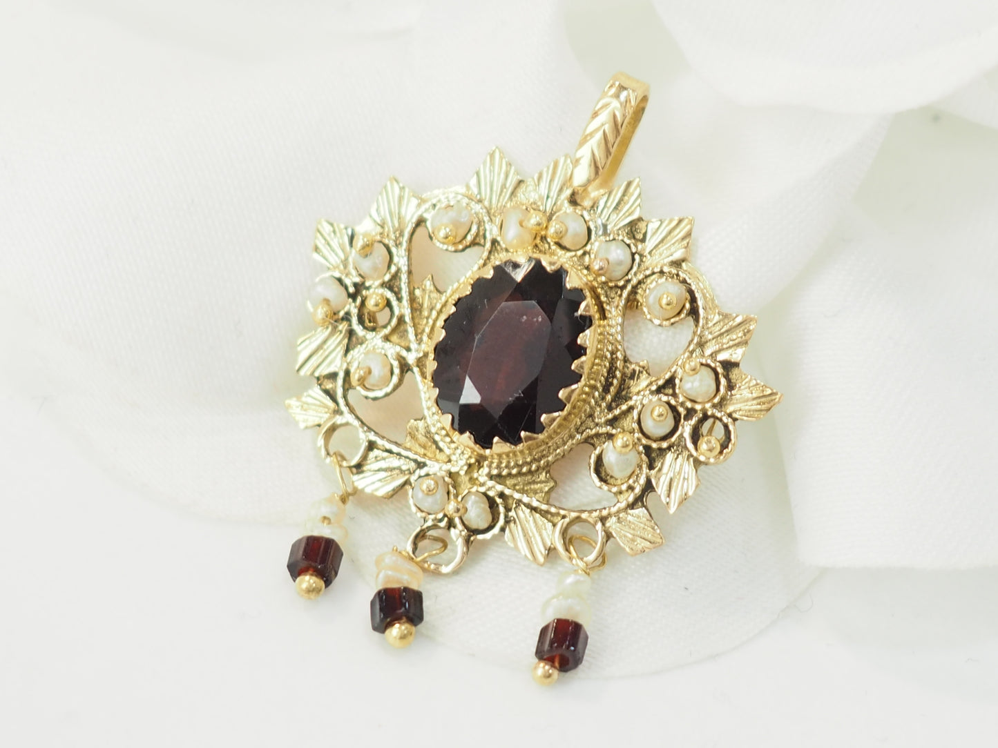 Pendentif en or jaune, grenat et perles fines