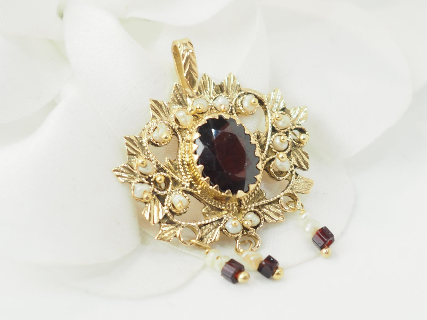 Pendentif en or jaune, grenat et perles fines