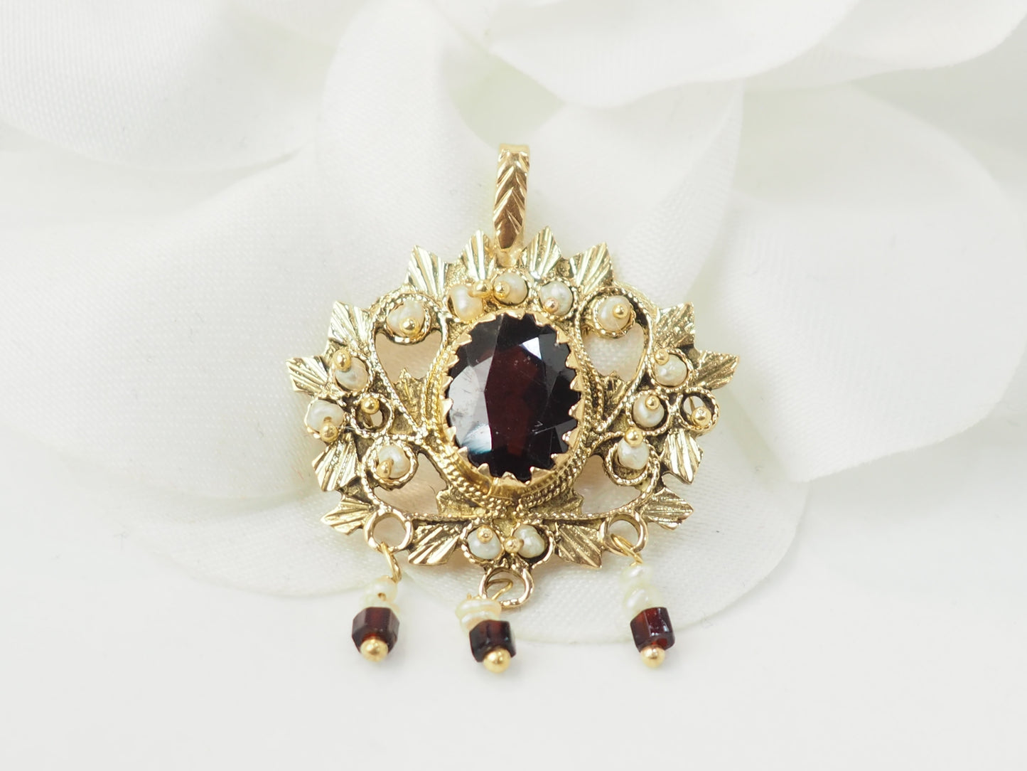 Pendentif en or jaune, grenat et perles fines