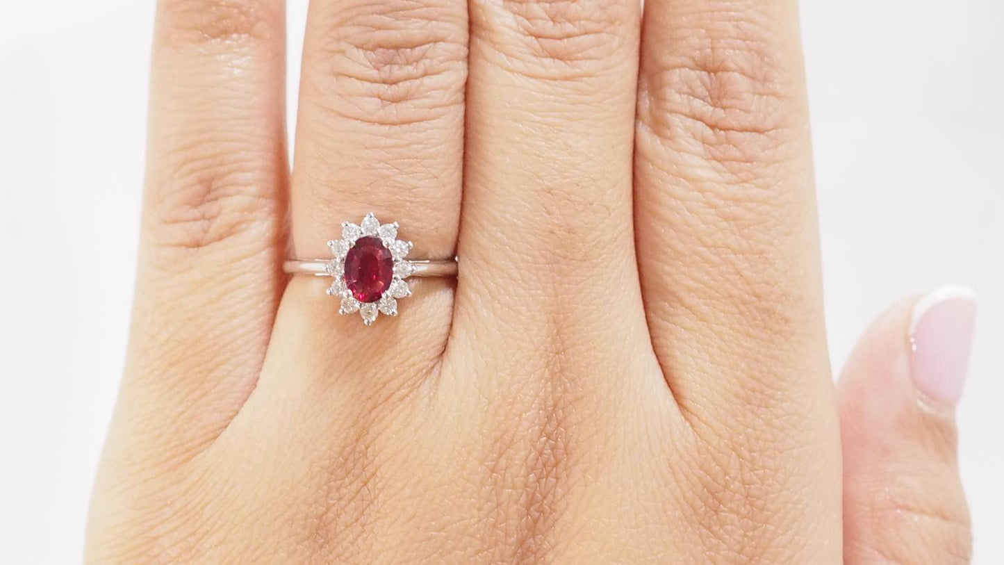 Bague entourage en or blanc, rubis et diamants